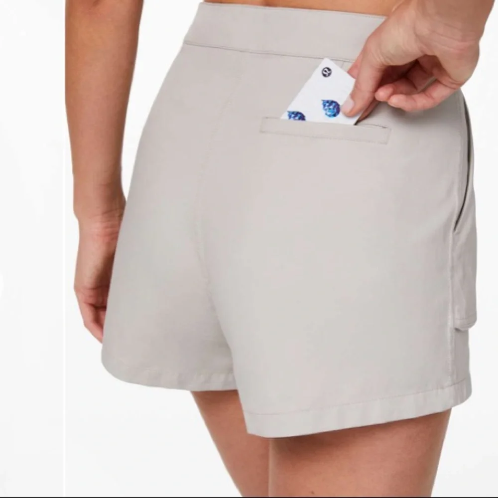 Lululemon Athletica This Instant shorts NWOT
